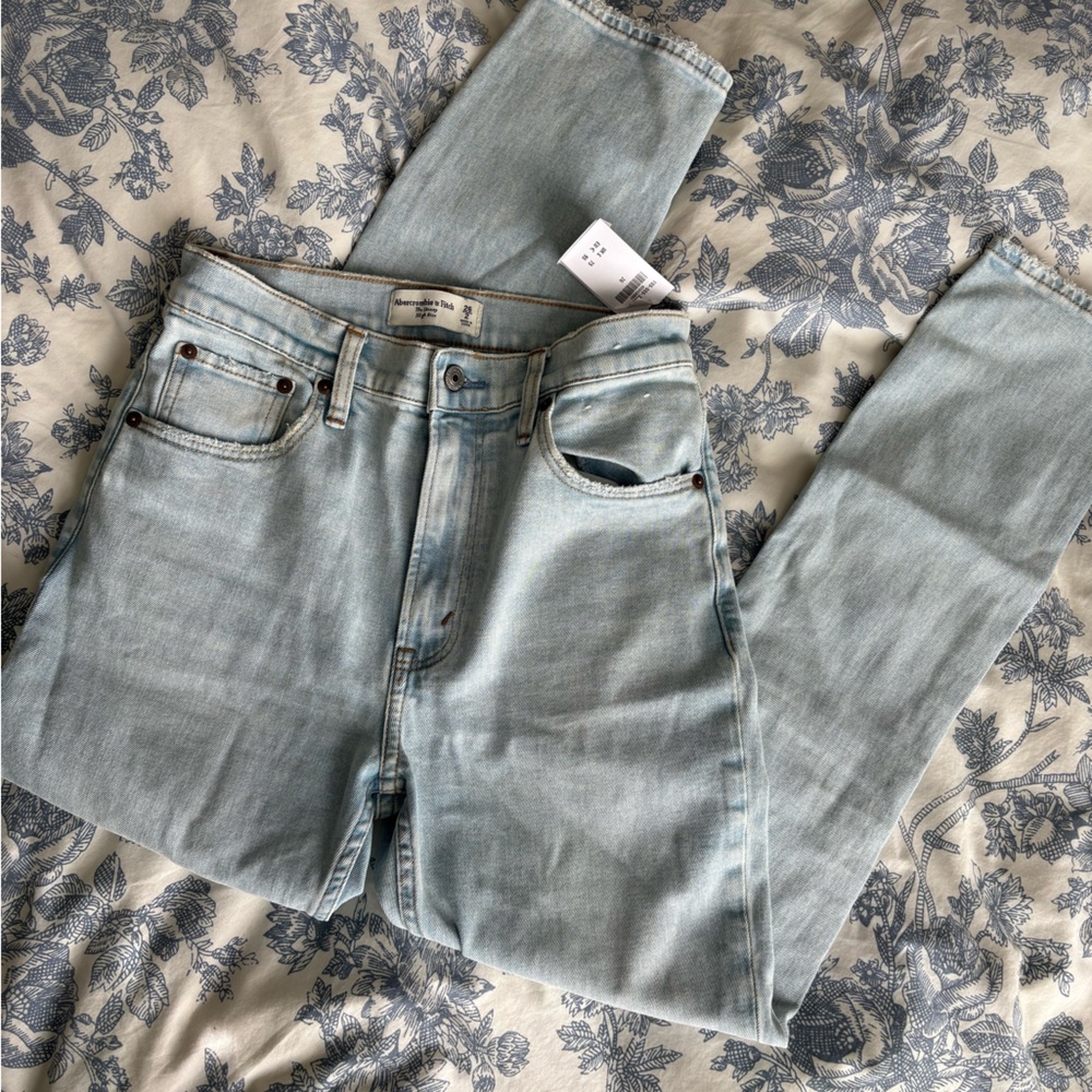 Abercrombie & Fitch Light Wash High Rise Skinny Jean